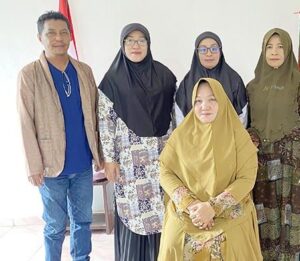 Pengurus Gabungan Majelis Taklim (GMT) Provinsi Papua Barat Daya berpose bersama di kantor GMT, menegaskan posisi organisasi yang netral dan sah secara hukum, Selasa (22/9/2025).