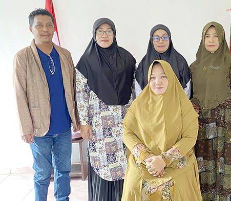 Pengurus Gabungan Majelis Taklim (GMT) Provinsi Papua Barat Daya berpose bersama di kantor GMT, menegaskan posisi organisasi yang netral dan sah secara hukum, Selasa (22/9/2025).