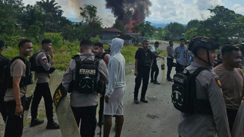 Personel Polri bersiaga di lokasi kerusuhan di Elelim, Kabupaten Yalimo, Papua Pegunungan, Selasa (16/9/2025). Kerusuhan dipicu oleh perselisihan antarpelajar di SMAN Elelim yang disertai ujaran rasis, dan berujung pada pembakaran fasilitas umum.