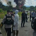 Personel Polri bersiaga di lokasi kerusuhan di Elelim, Kabupaten Yalimo, Papua Pegunungan, Selasa (16/9/2025). Kerusuhan dipicu oleh perselisihan antarpelajar di SMAN Elelim yang disertai ujaran rasis, dan berujung pada pembakaran fasilitas umum.