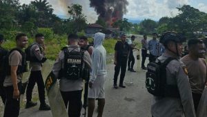 Personel Polri bersiaga di lokasi kerusuhan di Elelim, Kabupaten Yalimo, Papua Pegunungan, Selasa (16/9/2025). Kerusuhan dipicu oleh perselisihan antarpelajar di SMAN Elelim yang disertai ujaran rasis, dan berujung pada pembakaran fasilitas umum.