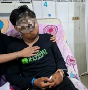 Muhammad Jeksen (MJ), mahasiswa FIS UNG asal Muna, terbaring di RS Aloei Saboe Gorontalo dengan wajah dan leher yang bengkak, sebelum meninggal diduga akibat benturan saat kegiatan Diksar Mapala