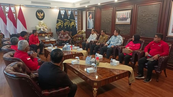 Foto: Pengurus DPP PDIP hadir di Kemenkum untuk terima dua SK pengesahan struktur kepengurusan PDIP 2025-2030 (Dok. Monang Sinaga/PDIP)