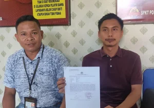 Kuasa hukum PT Bagus Jaya Abadi, Albert Frassitio bersama Mardin saat melaporkan dugaan kesaksian palsu mantan Wali Kota dua periode, Lambertus Jitmau ke Polda Papua Barat Daya.
