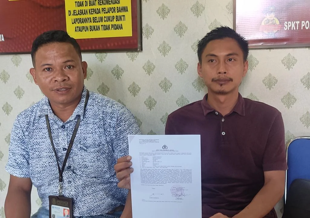 Kuasa hukum PT Bagus Jaya Abadi, Albert Frassitio bersama Mardin saat melaporkan dugaan kesaksian palsu mantan Wali Kota dua periode, Lambertus Jitmau ke Polda Papua Barat Daya.