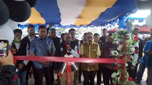 Ketua DPW PSI Papua Barat Daya sekaligus Wali Kota Sorong, Septinus Lobat, didampingi Wakil Wali Kota Sorong Haji Ansar Karim, para tokoh, dan kader, sebelum menggunting pita pada acara peresmian kantor baru DPW PSI di Sorong Manoi, Jumat (3/10/2025).