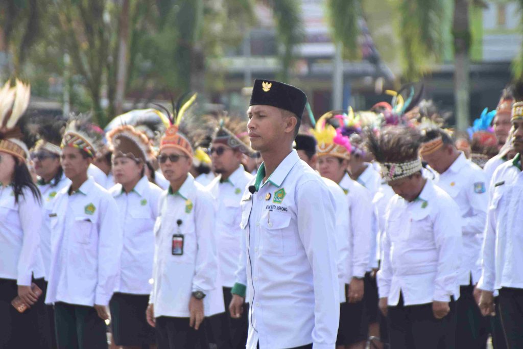 Guru dan Siswa Madrasah Ambil Peran sebagai Petugas Upacara HAB ke-80 Kemenag di Aimas