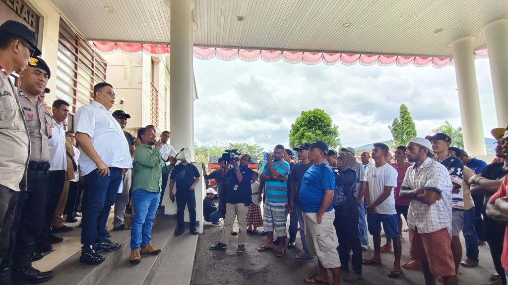 Puluhan Sopir Dump Truck Geruduk DPRD Maluku, Tolak Penutupan Galian C
