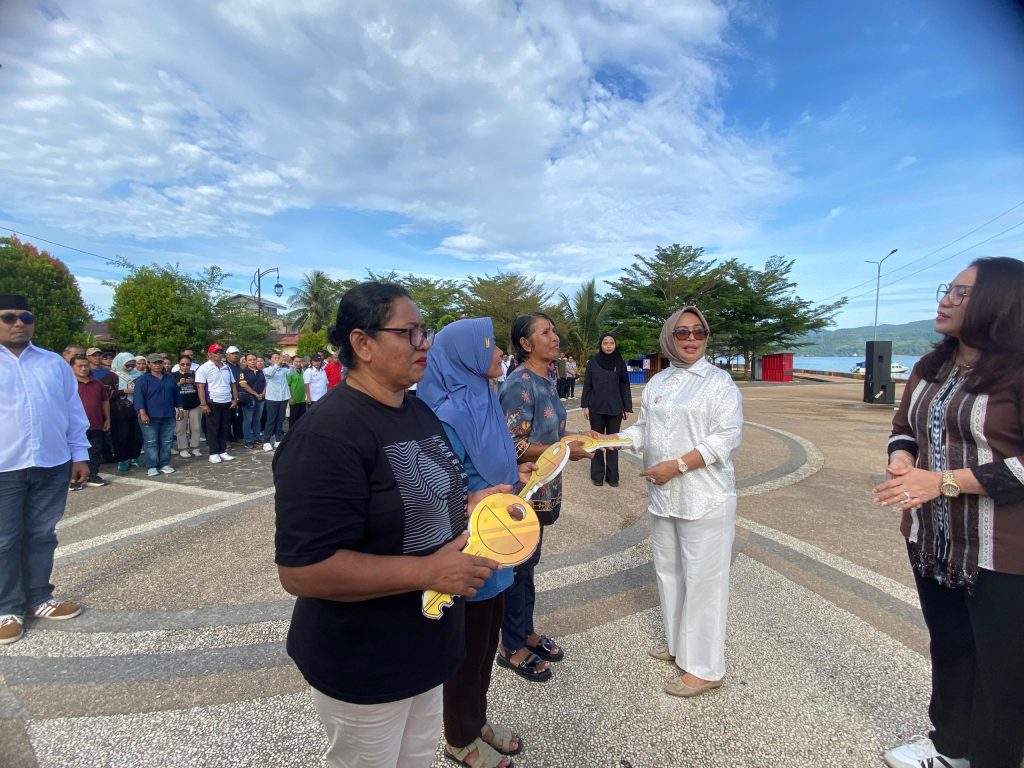 Perkuat Ekonomi Kerakyatan, Pemkot Ambon Serahkan Booth UMKM Bagi Pelaku Usaha