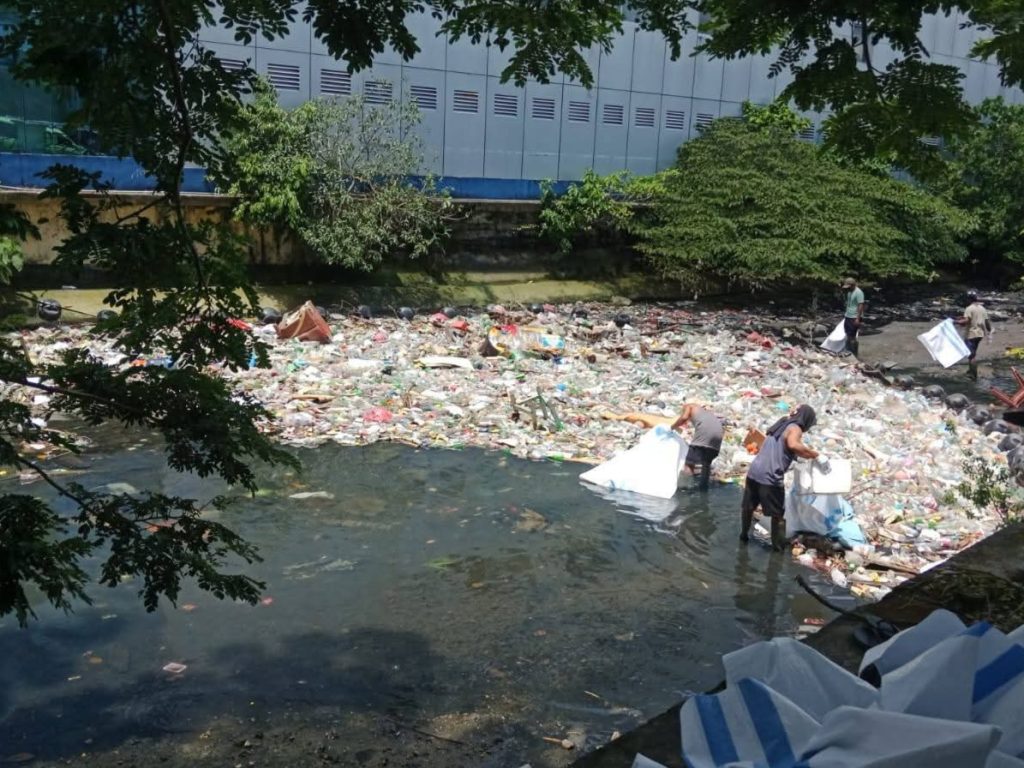 Bodewin M Wattimena Soroti Sampah di Kali Waitomu