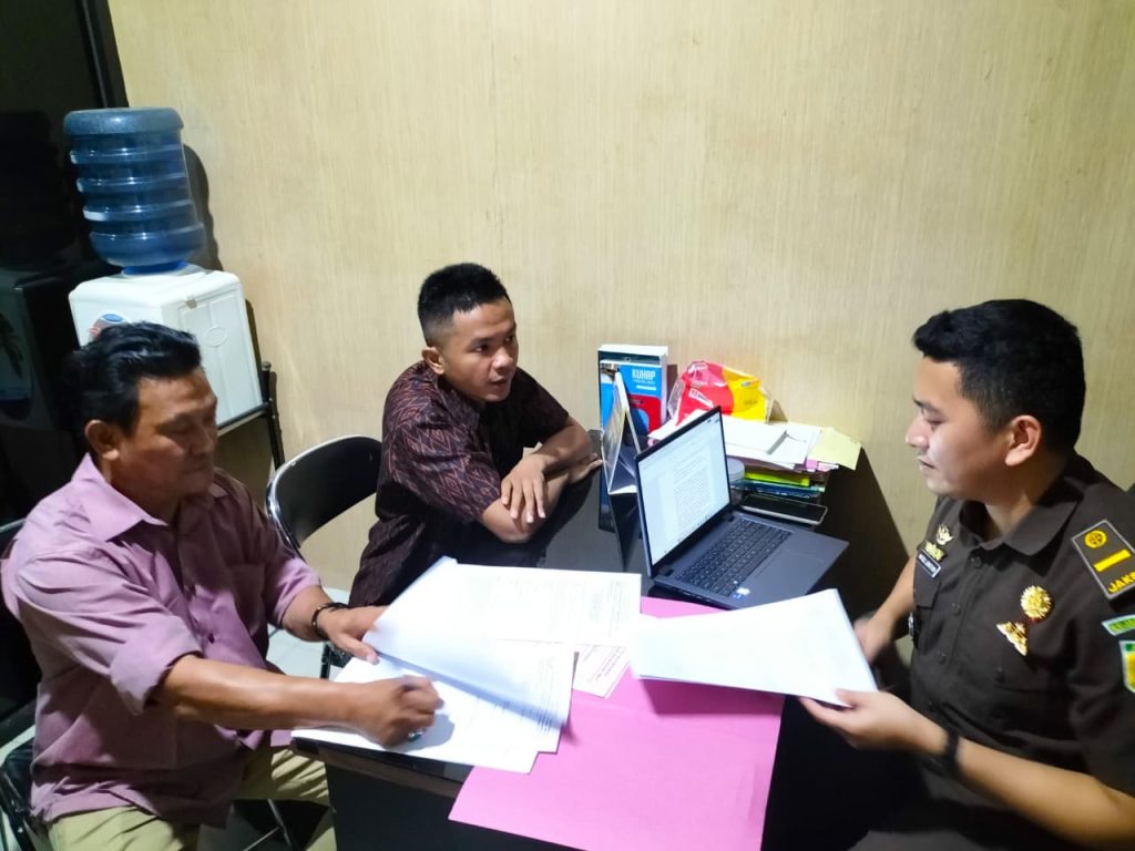 Bendahara Kejari SBT Tersandung Korupsi.