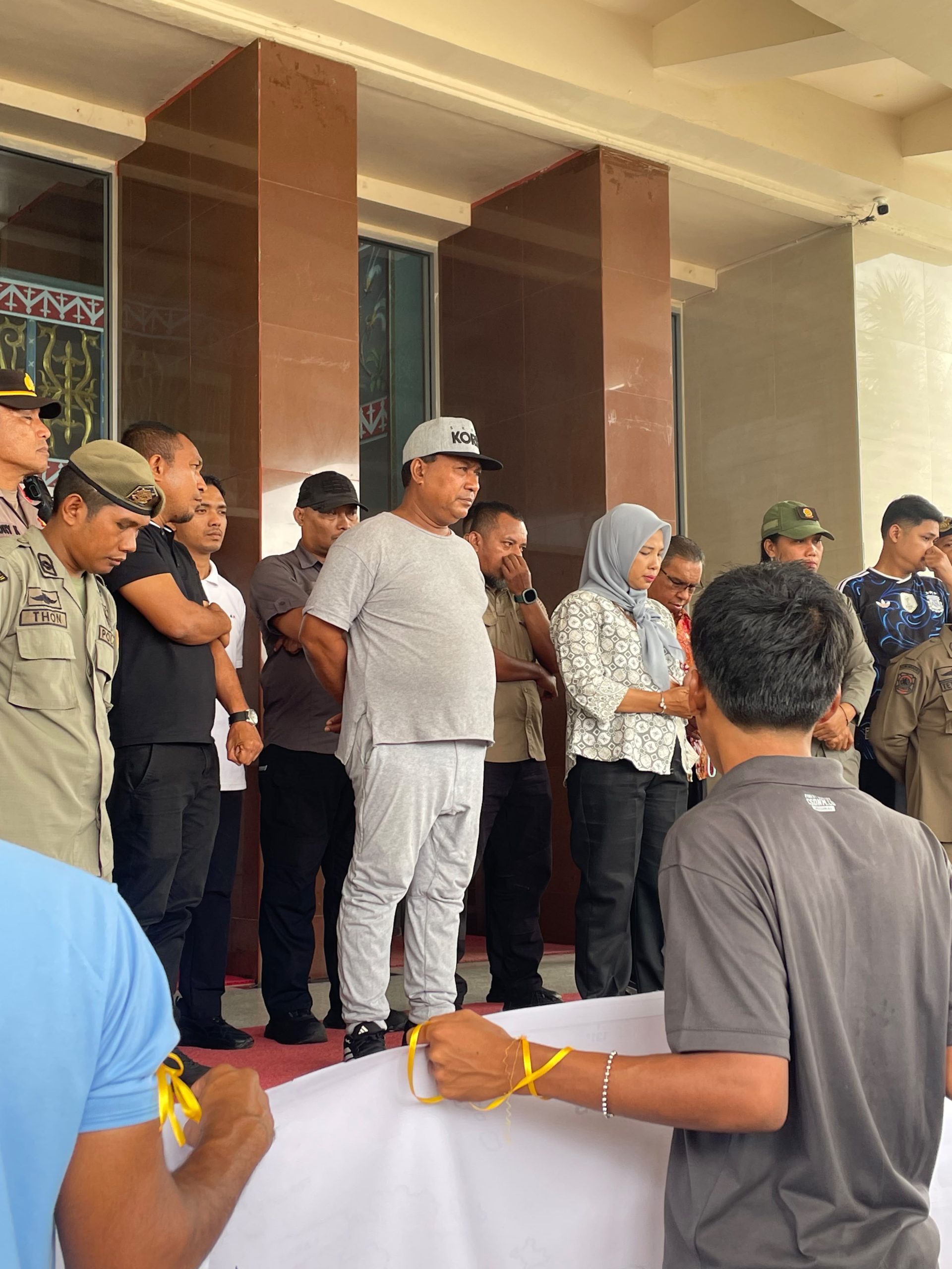 Masyarakat Adat Tanimbar Unjuk Rasa di depan Kantor Gubernur